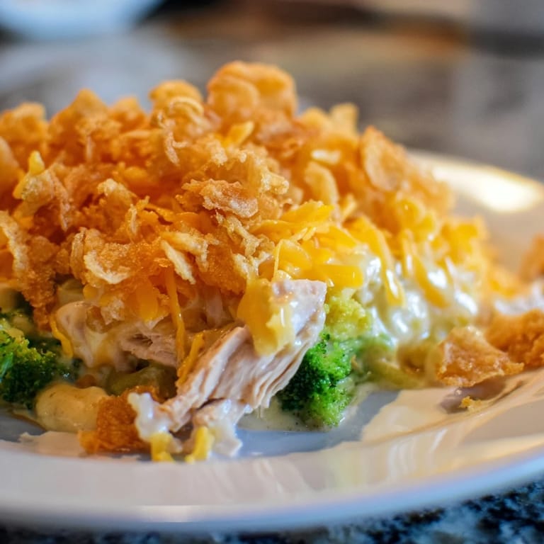 Warm, cheesy aroma: this comforting Chicken & Broccoli Cheddar Bake is perfect for dinner.